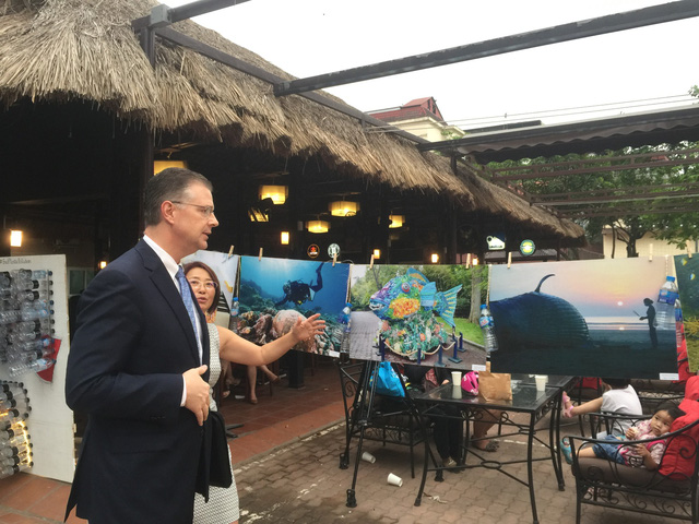 U.S. Ambassador to Vietnam Daniel Kritenbrink speaks at the ‘End Plastic Pollution’ event in Hanoi, April 12, 2018. Photo: Tuoi Tre