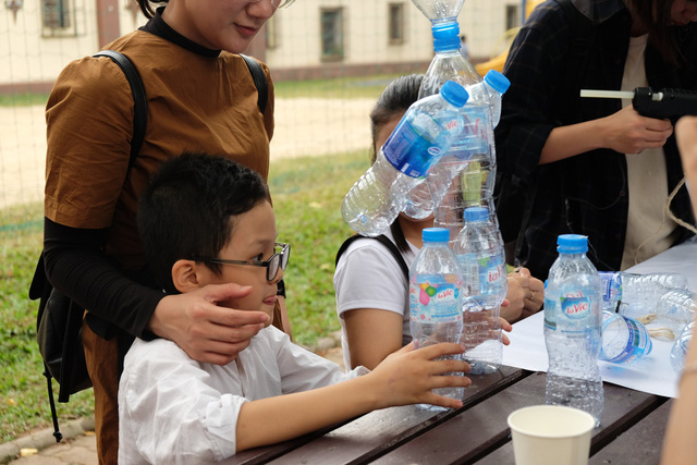 A child handles bottles at the ‘End Plastic Pollution’ event in Hanoi, April 12, 2018. Photo: Tuoi Tre