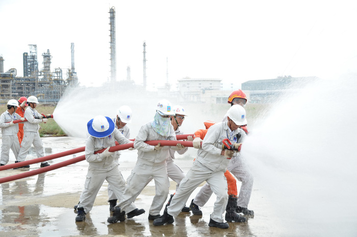 PetroVietnam employees take part in a fire drill at the Dung Quat Refinery in Quang Ngai Province in central Vietnam. Photo: Tuoi Tre