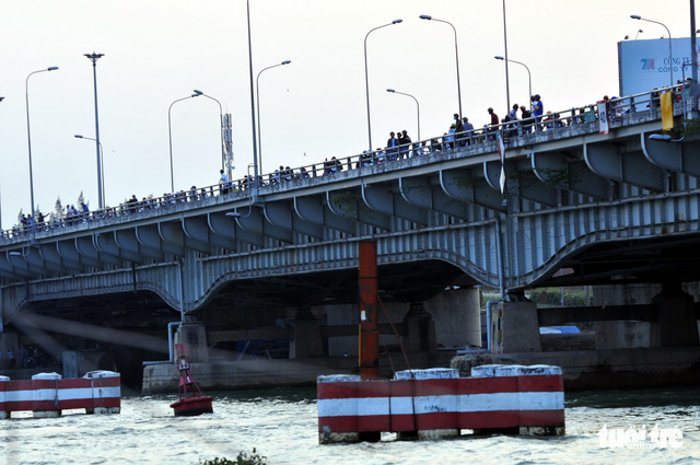 Local residents gather along the Dong Nai Bridge. Photo: Tuoi Tre