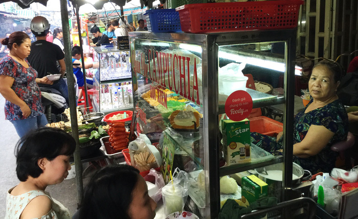 Huynh Thi Huoi sells sweet soup in the Cambodian Market. Photo: Tuoi Tre