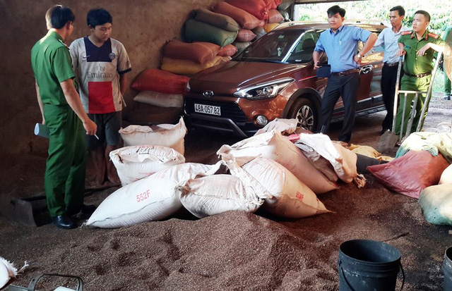 Tons of dirty coffee is discovered at a coffee production facility owned by Nguyen Thi Loan in Dak Nong Province in the Central Highlands region of Vietnam. Photo: Police