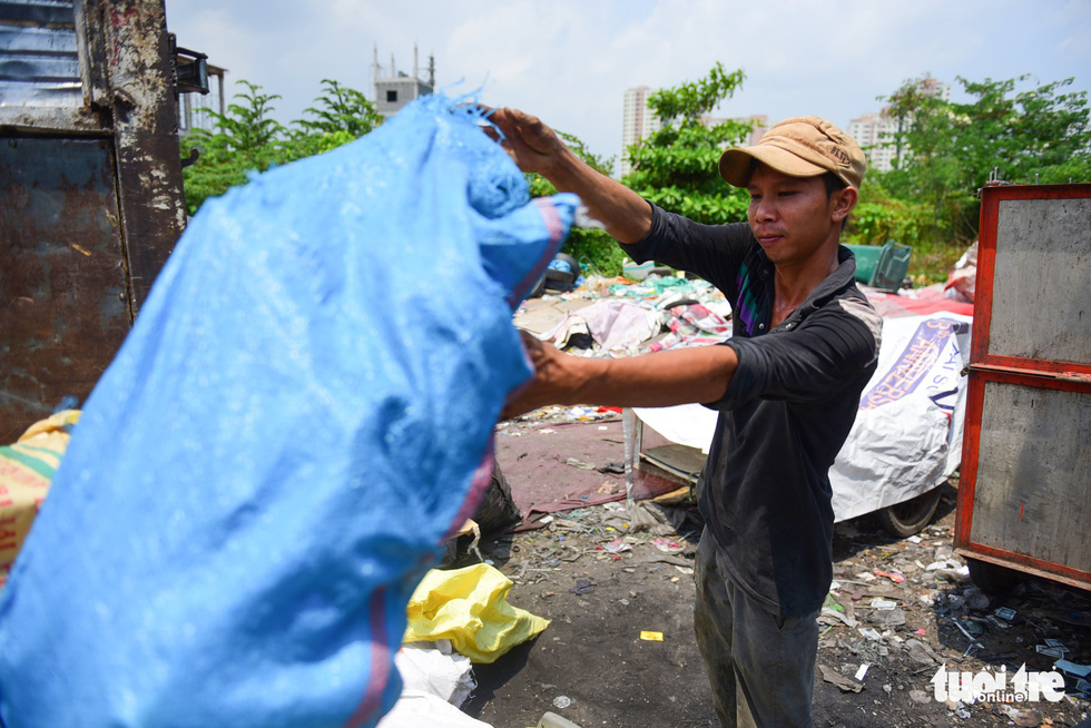 Tam, who collects scrap metal for a living, said he works from 7:00 am to 6:00 pm every day, adding that the hot weather has made his job even more arduous.