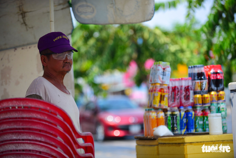 Tru, 68, who sells drinks along a street in District 2, stated that working under the extreme heat is very difficult for old people like him.