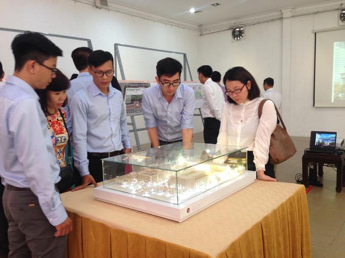 People look at the model of the building at the exhibition in Ho Chi Minh City on April 16, 2018. Photo: Tuoi Tre