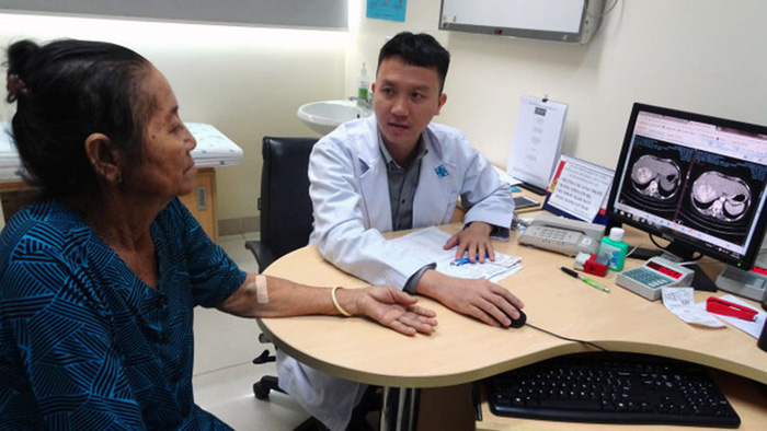 A patient talks to a doctor regarding her liver cancer at the University Medical Center in Ho Chi Minh City. Photo: Tuoi Tre