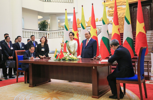 The two leaders witness the signing of important of documents after their talks on April 19, 2018. Photo: Tuoi Tre