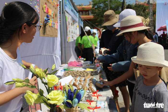 Visitors browse items sold at the Earth Day event in Da Nang, central Vietnam, on April 22, 2018. Photo: Tuoi Tre