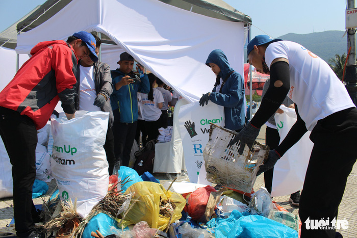 Students classify garbage at a beach in Da Nang, central Vietnam, on April 22, 2018. Photo: Tuoi Tre