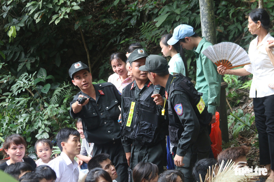 Policemen talk while managing the movement of visitors to the Hung Temple in Phu Tho Province, northern Vietnam, on April 22, 2018. Photo: Tuoi Tre