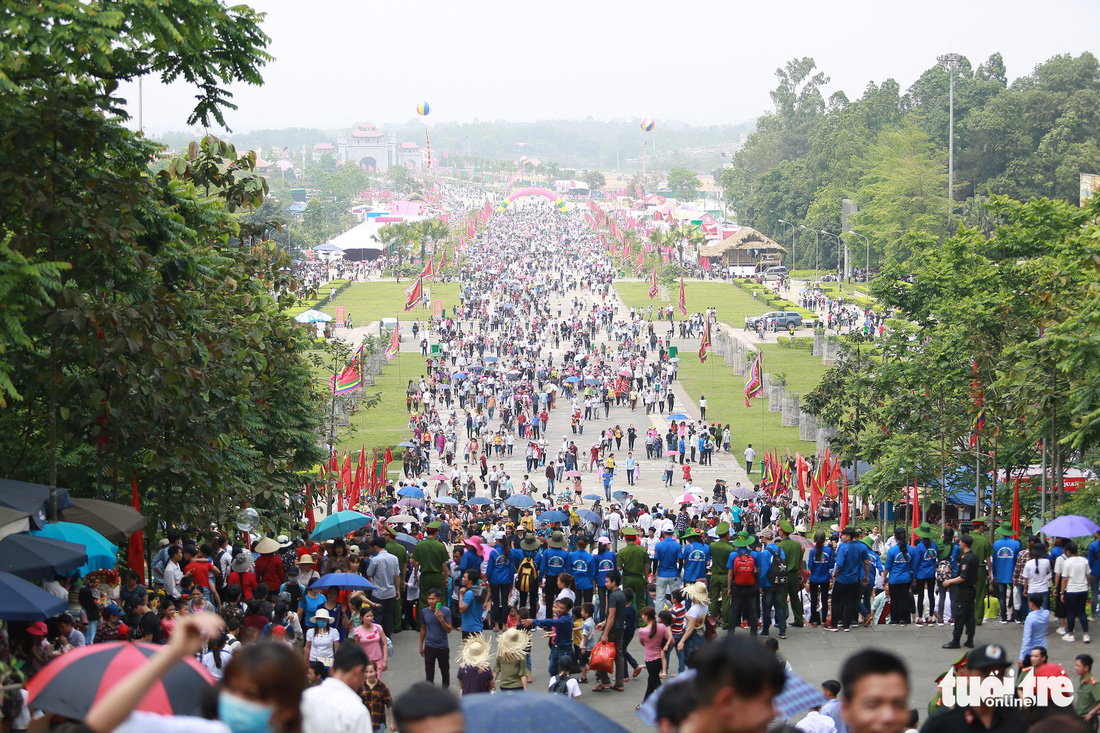 Police in green and volunteers in blue (foreground) control the influx of visitors to the Hung Temple in Phu Tho Province, northern Vietnam, on April 22, 2018. Photo: Tuoi Tre