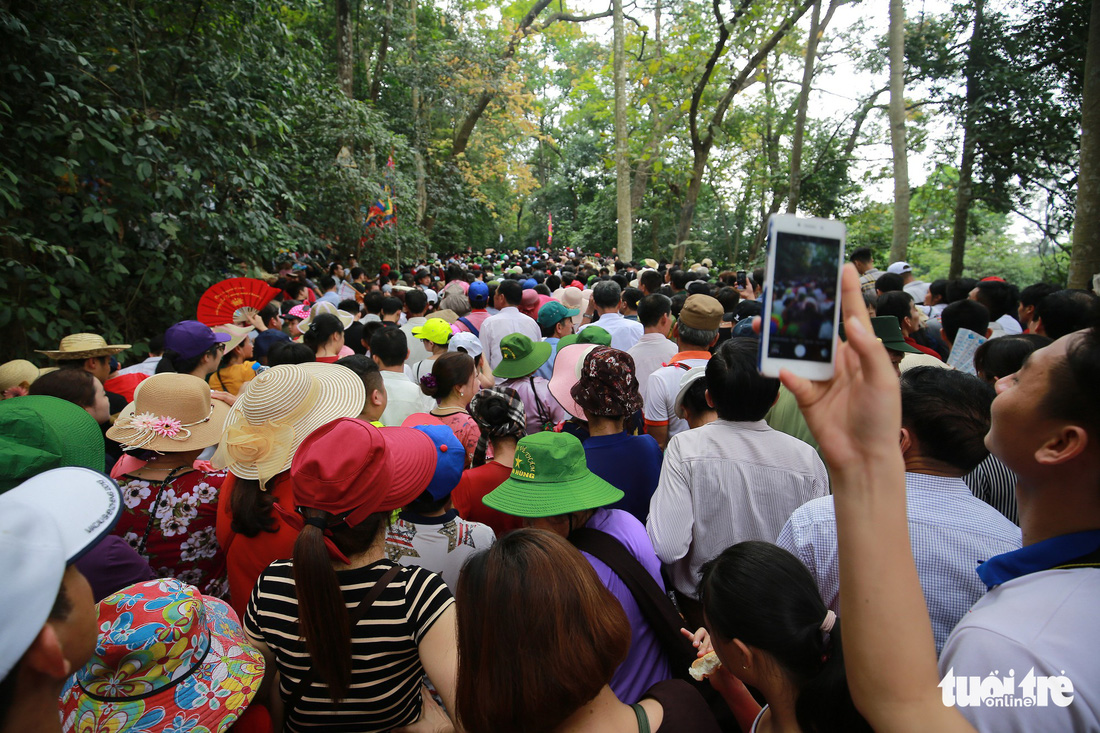 Visitors choke the path leading to the Hung Temple in Phu Tho Province, northern Vietnam, on April 22, 2018. Photo: Tuoi Tre
