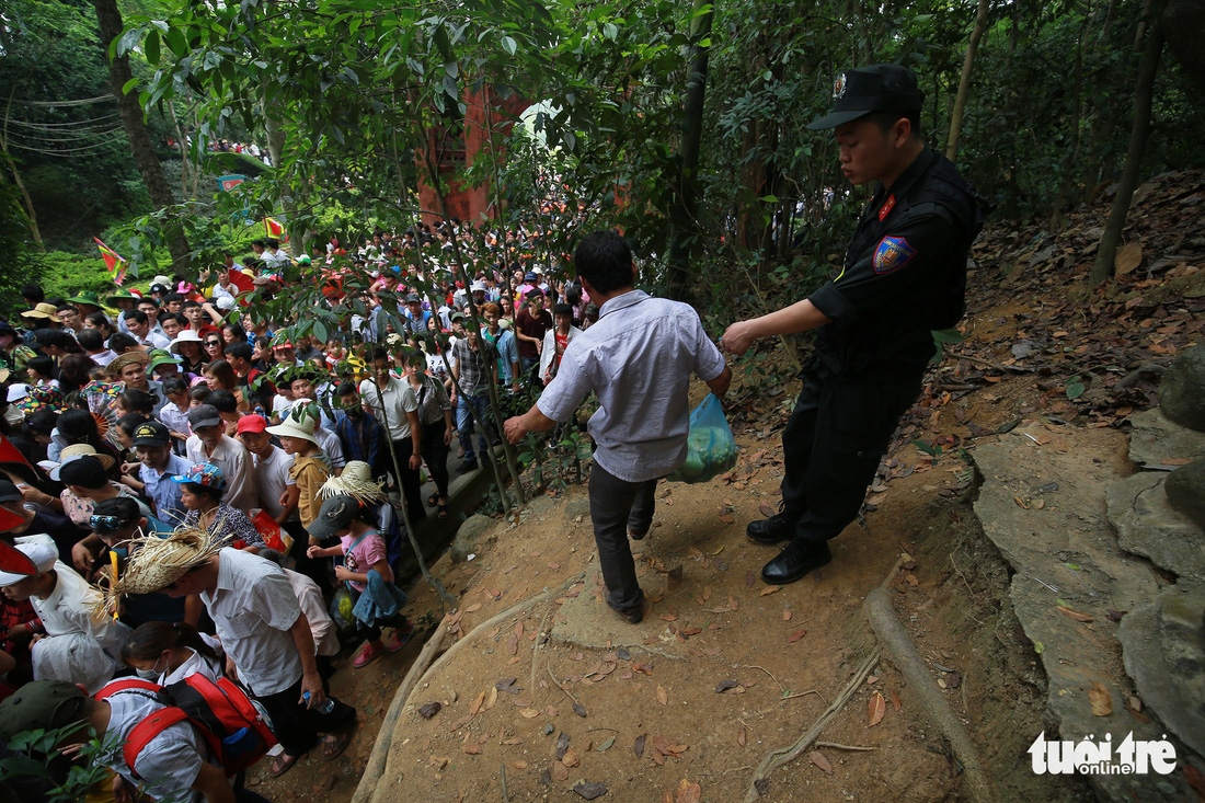 A policeman asks a man to return to the path in Phu Tho Province, northern Vietnam, on April 22, 2018. Photo: Tuoi Tre