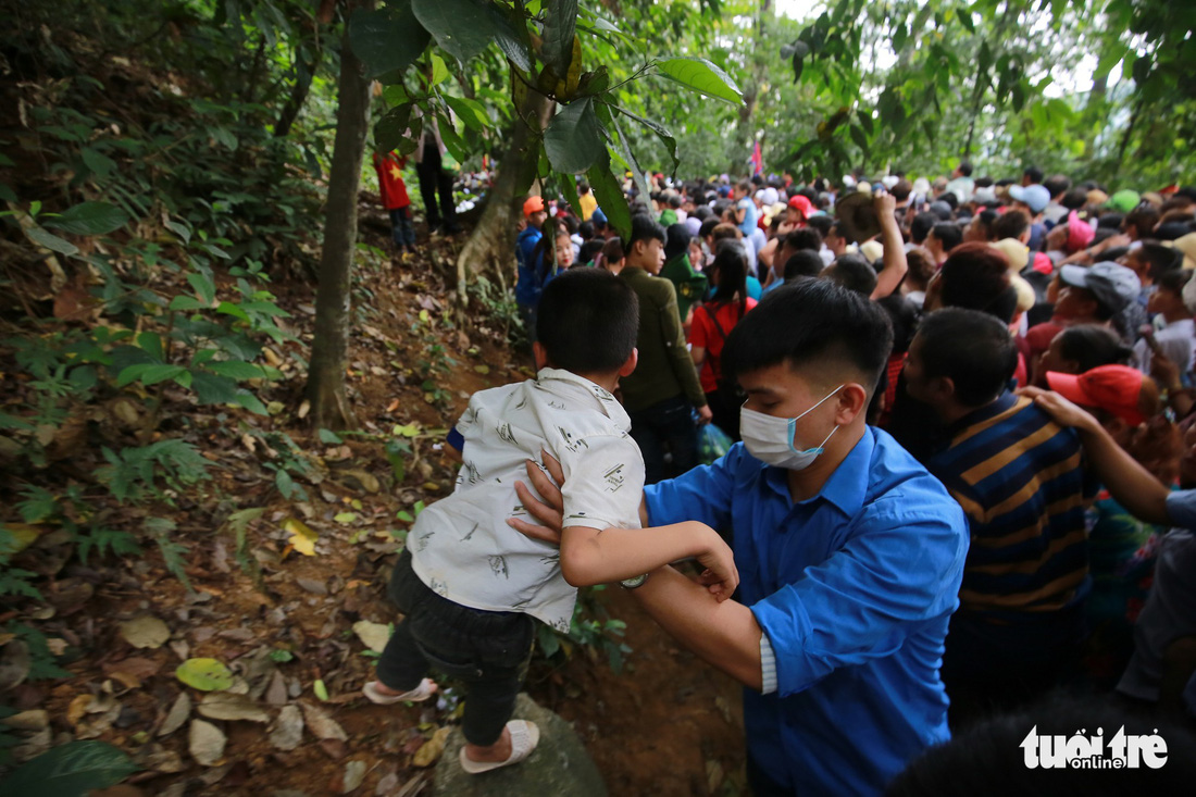 A volunteer brings a child out of the crowd in Phu Tho Province, northern Vietnam, on April 22, 2018. Photo: Tuoi Tre