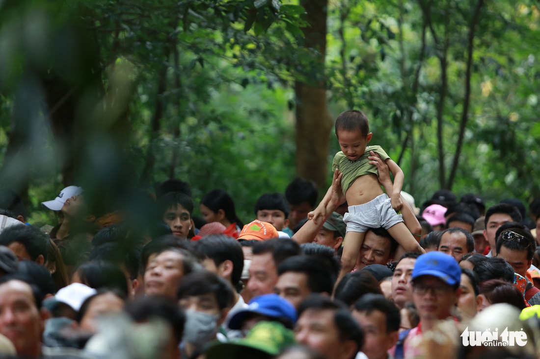 A man holds his child above the crowd in Phu Tho Province, northern Vietnam, on April 22, 2018. Photo: Tuoi Tre