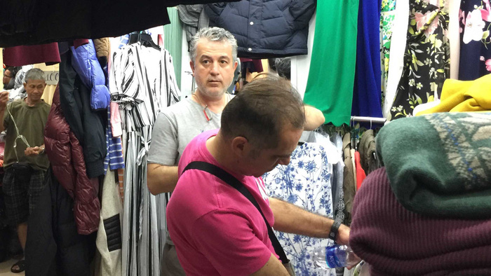 Tourists flock to the Russian Market to seek warm clothing. Photo: Tuoi Tre