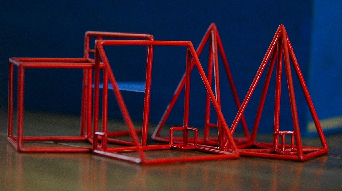Geometric metal models are used when Thang teaches geometry to his blind students. Photo: Tuoi Tre