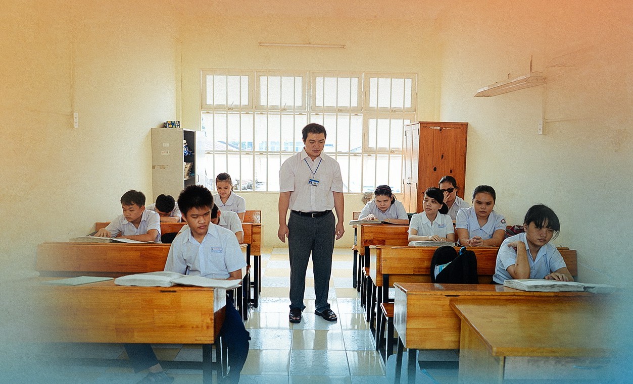 The visually impaired teacher and students are seen in a classroom at Nguyen Dinh Chieu High School for the Visually Impaired in Ho Chi Minh City. Photo: Tuoi Tre