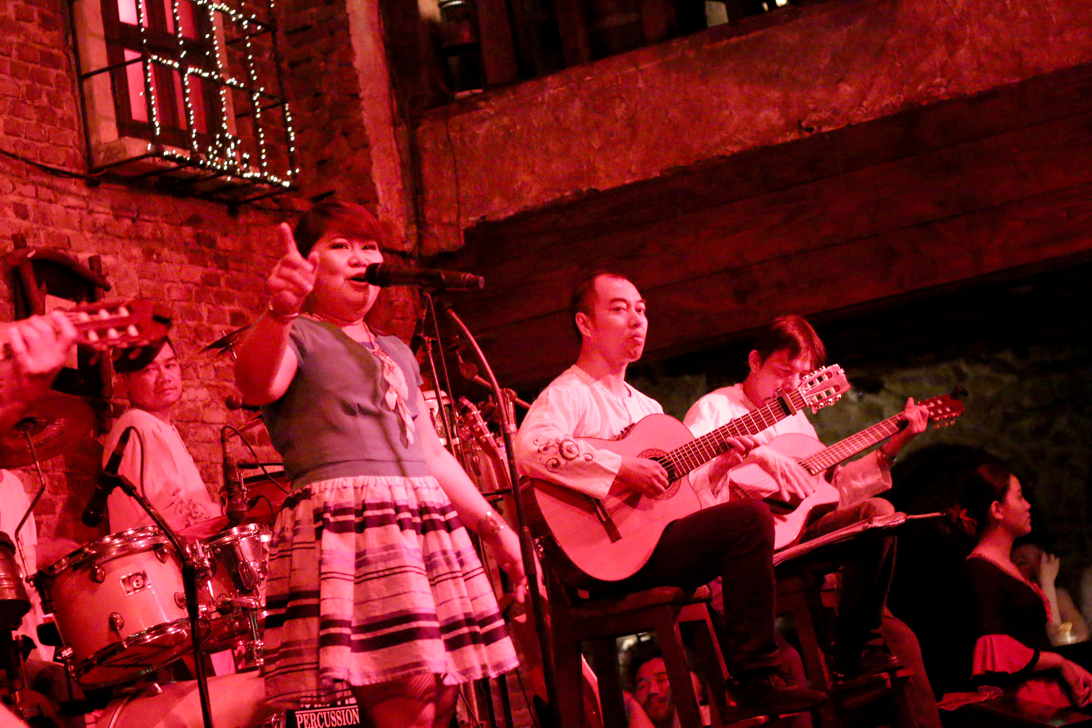 Filipino Clarisse Cantos at Carmen bar. Photo: Tuoi Tre