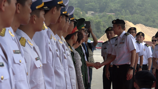 Captain Joseph Neo, Commanding Officer at the Singapore Naval Academy, shakes hands with Vietnamese naval officials in Da Nang, Vietnam April 26, 2018. Photo: Tuoi Tre