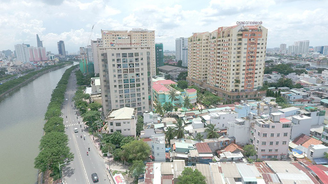 Apartment buildings along Ben Van Don Street in District 4, Ho Chi Minh City. Photo: Tuoi Tre