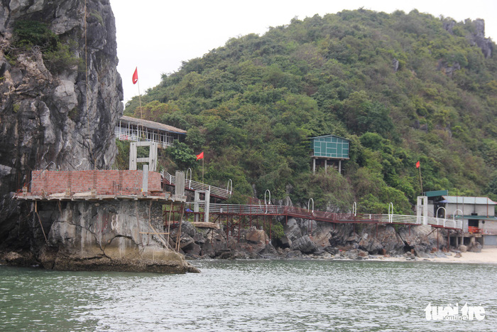 Unlicensed structures are on an island of Cat Ba National Park, of Hai Phong City, Vietnam. Video: Tuoi Tre