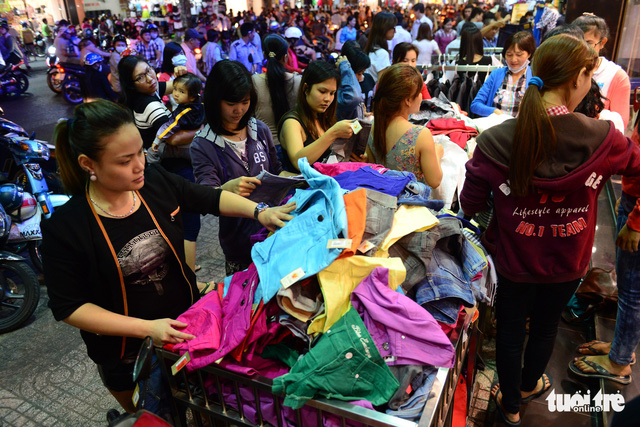 People shop at the Nguyen Trai Fashion Street in Ho Chi Minh City on April 26, 2018. Photo: Tuoi Tre.