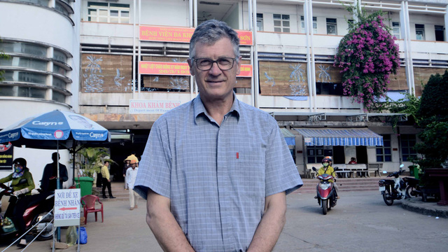 Doctor Simon Mcmahon poses in front of Bong Son hospital, where his father once work during war time, in Binh Dinh Province, south-central Vietnam. Photo: Tuoi Tre