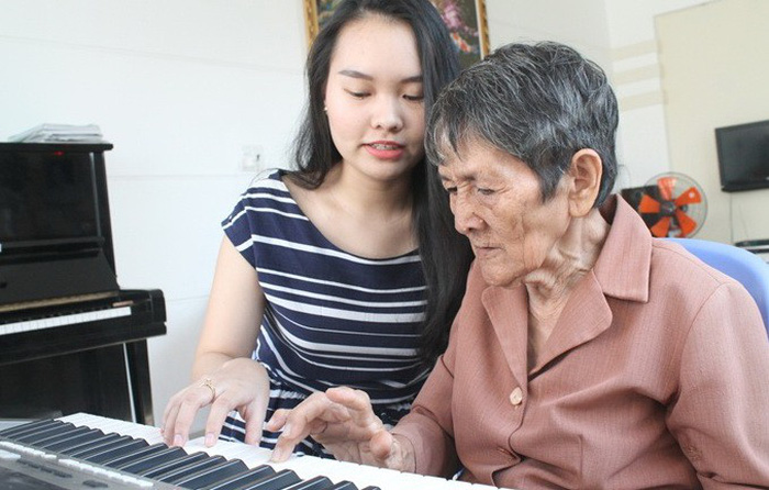 Huynh Xuan receives musical tutelage from Pham Ca Dao at the young teacher’s house in Ho Chi Minh City. Photo: Tuoi Tre.