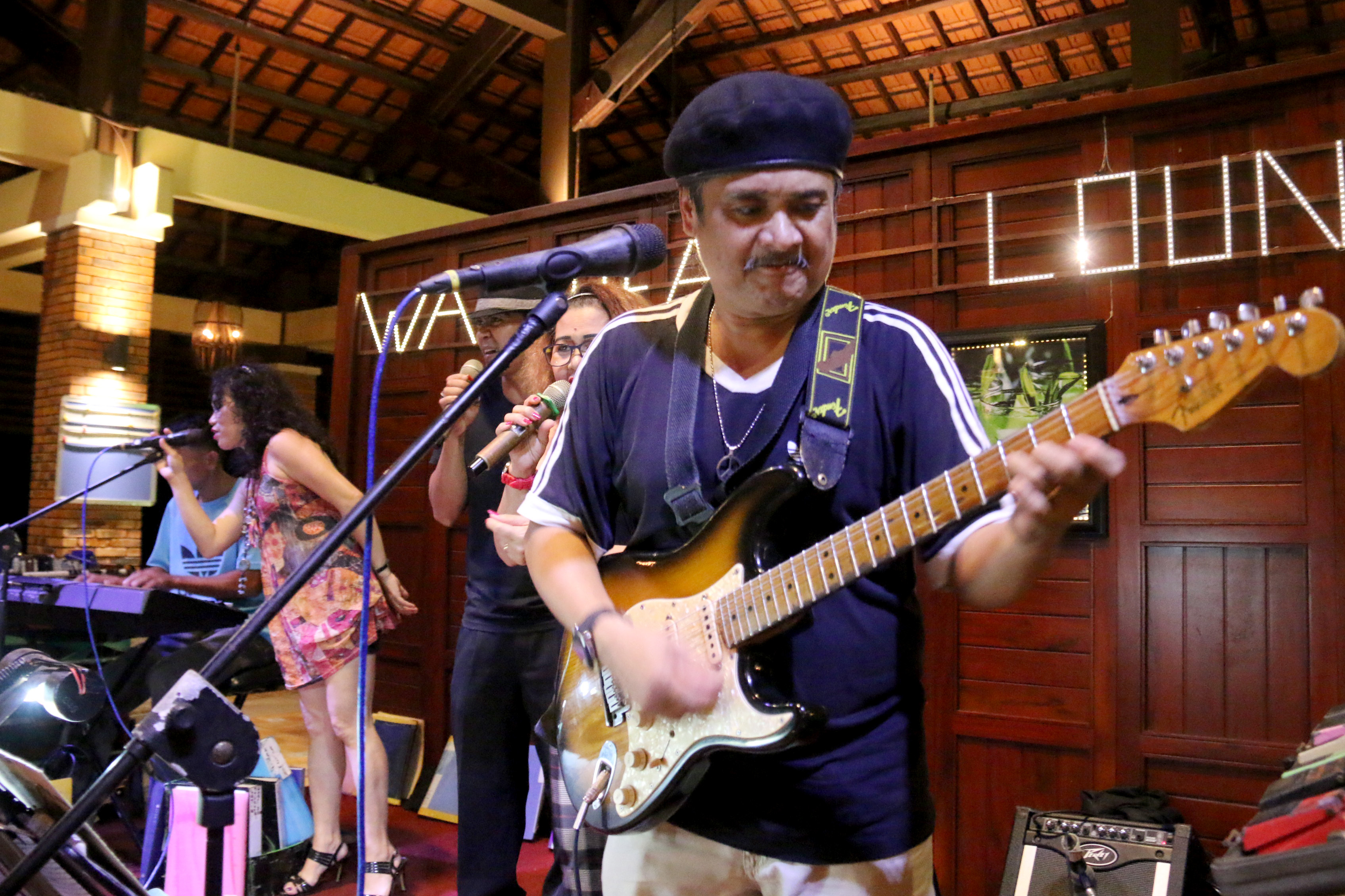 Louell Yamba (R) play bass for other members of Stardust band to sing at a gig at a resort in Mui Ne on January 29, 2018. Photo: Tuoi Tre