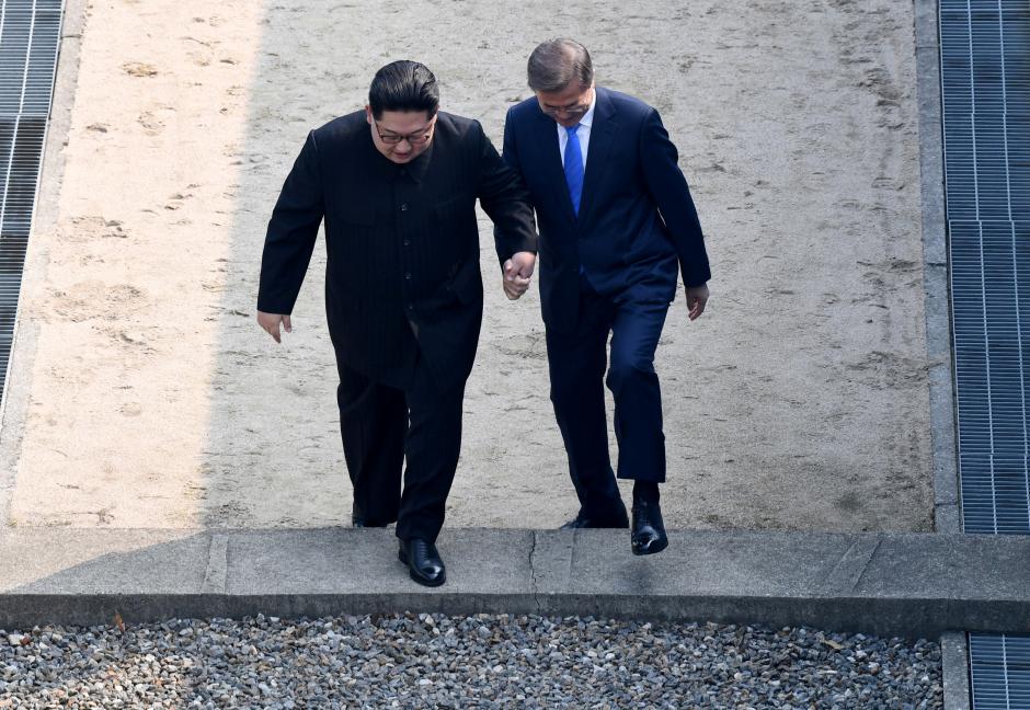 South Korean President Moon Jae-in and North Korean leader Kim Jong Un meet in the truce village of Panmunjom inside the demilitarized zone separating the two Koreas, South Korea, April 27, 2018. Photo: Reuters