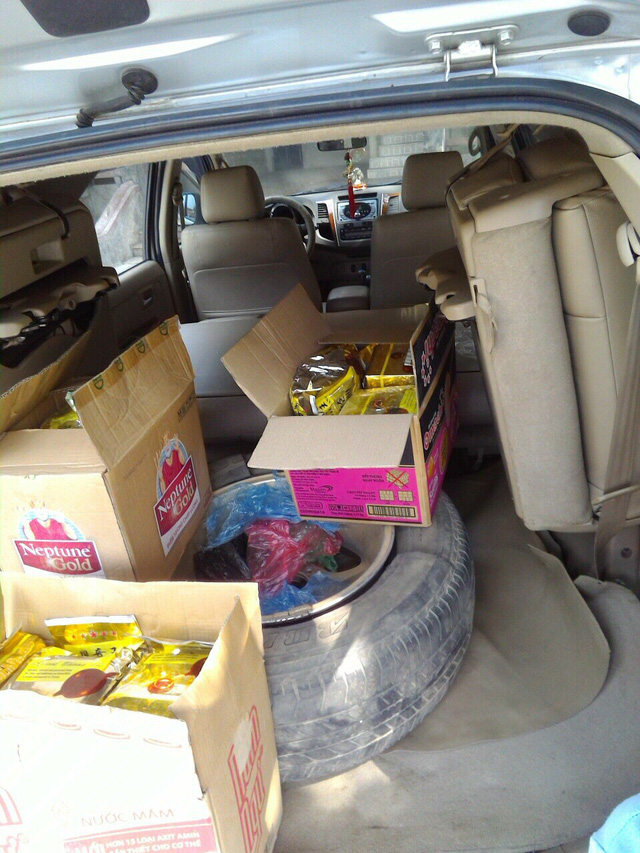 Tea packages containing methamphetamine are seen in a car. Photo: Tuoi Tre