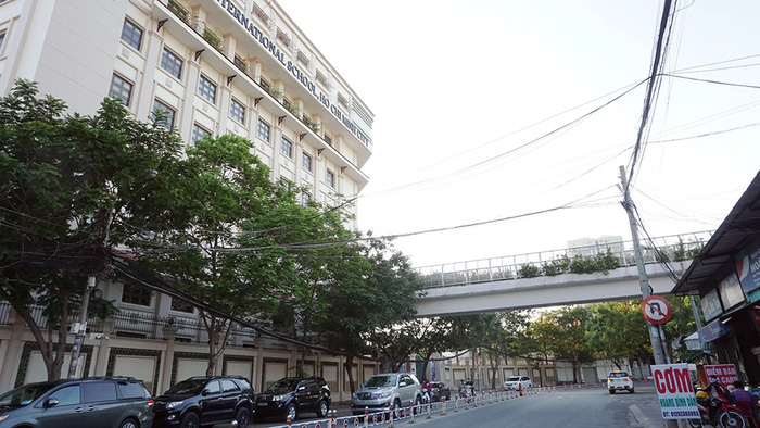 An international school in Thao Dien ward, District 2, has an overpass connecting is two campuses. Photo: Tuoi Tre