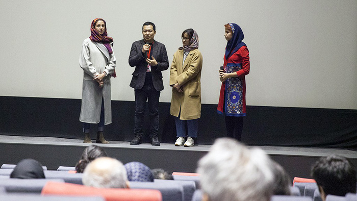 Vietnamese director Luong Dinh Dung (second left) delivers his acceptance speech after receiving the Best Asian Film award for his movie ‘Cha Cong Con’ (Father and Son) at the 36th Fajr International Film Festival in Tehran, Iran, April 27, 2018.