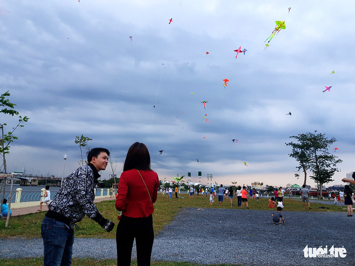 Two young people enjoy kite flying. Photo: Tuoi Tre.