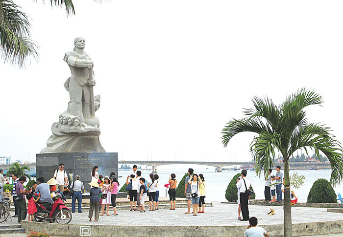 Tourists gather at a famous statue in the north-central province of Quang Binh. Photo: Tuoi Tre