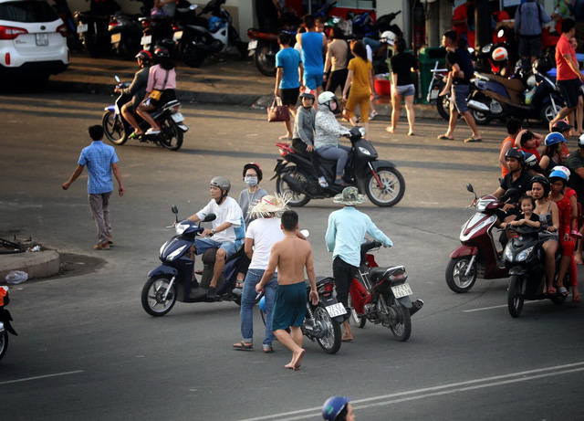 The parking lot employees take away the two motorbikes of the tourists following the attack. Photo: Tuoi Tre