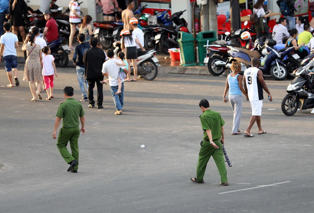 Officers confiscate the weapons of the attackers. Photo: Tuoi Tre