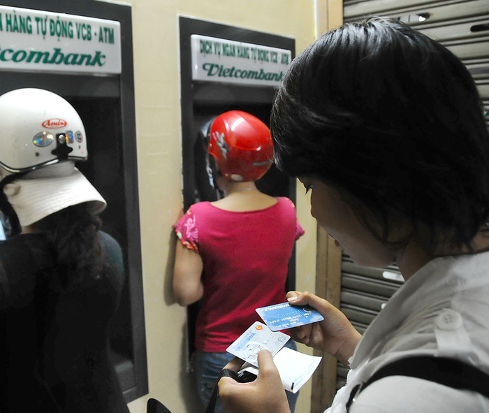Card owners withdraw money from ATM machines in Vietnam. Photo: Tuoi Tre