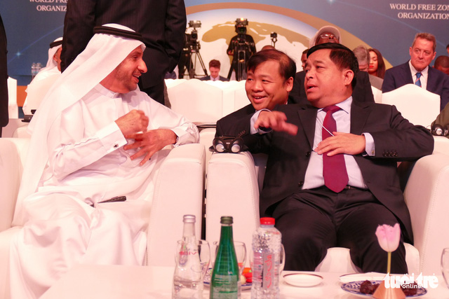 Nguyen Chi Dung (first row, black) converses with another member at the World Free Zones Organization’s fourth Annual International Conference and Exhibition 2018 in Dubai between April 30 and May 1, 2018. Photo: Tuoi Tre