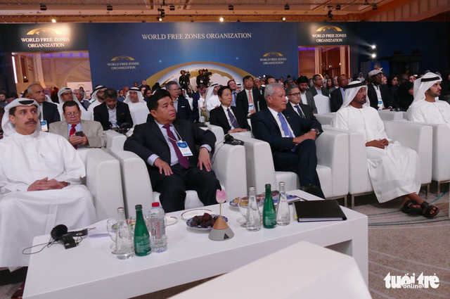 Nguyen Chi Dung (first row, second from left) sits at the World Free Zones Organization’s fourth Annual International Conference and Exhibition 2018 in Dubai between April 30 and May 1, 2018. Photo: Tuoi Tre