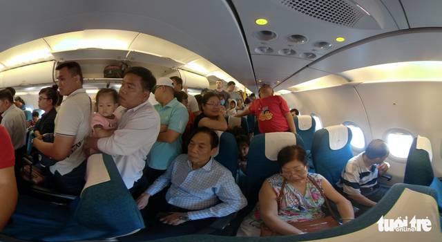 Passengers prepare to disembark from a Vietnam Airlines flight after it landed on an unfinished runway at Cam Ranh Airport in Khanh Hoa Province in south-central Vietnam on April 29, 2018. Photo: Tuoi Tre