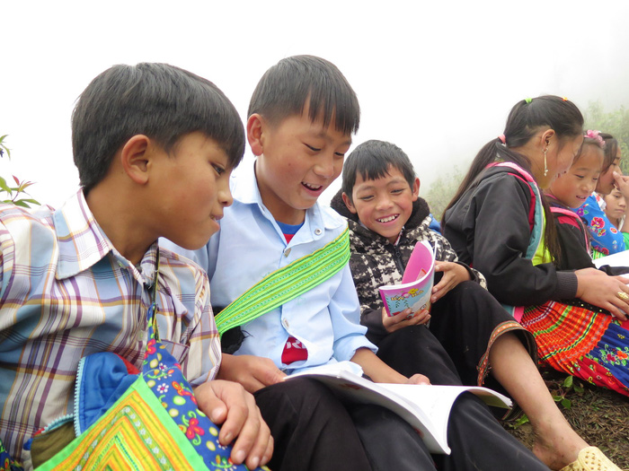 Children study in groups while resting during their school commute in Son La Province, northern Vietnam. Photo: Tuoi Tre