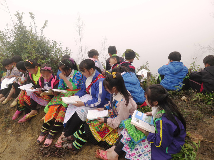 Children study while resting during their school commute in Son La Province, northern Vietnam. Photo: Tuoi Tre