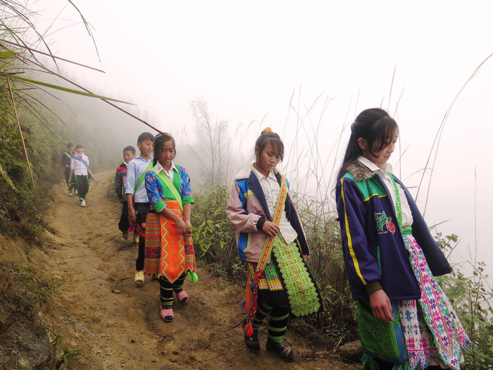 Students walk along a dirt road in the mountains of Son La Province, northern Vietnam. Photo: Tuoi Tre