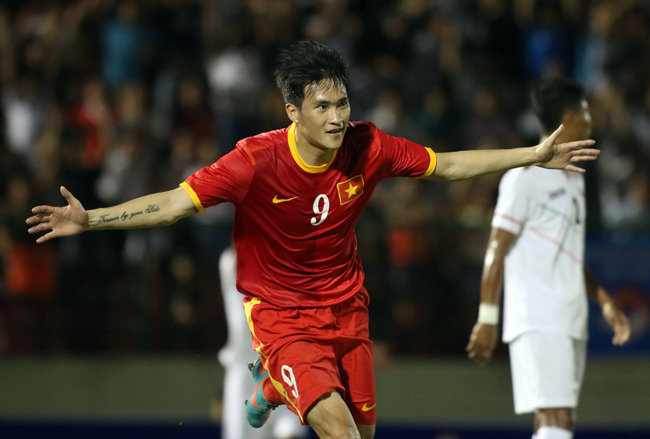 Le Cong Vinh celebrates after scoring a goal while playing for Vietnam’s national football team. Photo: Tuoi Tre
