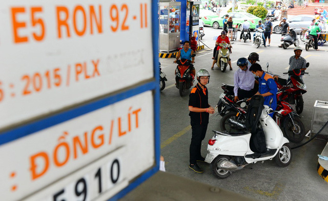 An E5RON92 gasoline pump is seen at a gas station in Ho Chi Minh City. Photo: Tuoi Tre