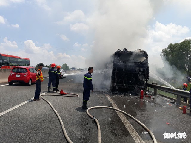 Firemen extinguish the fire along the Ho Chi Minh City – Trung Luong Expressway in Vietnam, May 6, 2018. Photo: Tuoi Tre