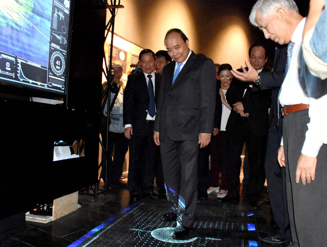 Vietnamese PM Nguyen Xuan Phuc tries a science exploration video game at the International Centre for Interdisciplinary Science and Education (ICISE) in Quy Nhon City, Binh Dinh Province in south-central Vietnam on May 6, 2018. Photo: Tuoi Tre