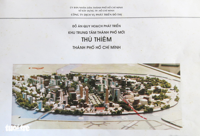 The 22-year-old file containing 13 original design plans of Thu Thiem New Urban Area kept by Vo Viet Thanh, former chairman of Ho Chi Minh City. Photo: Tuoi Tre